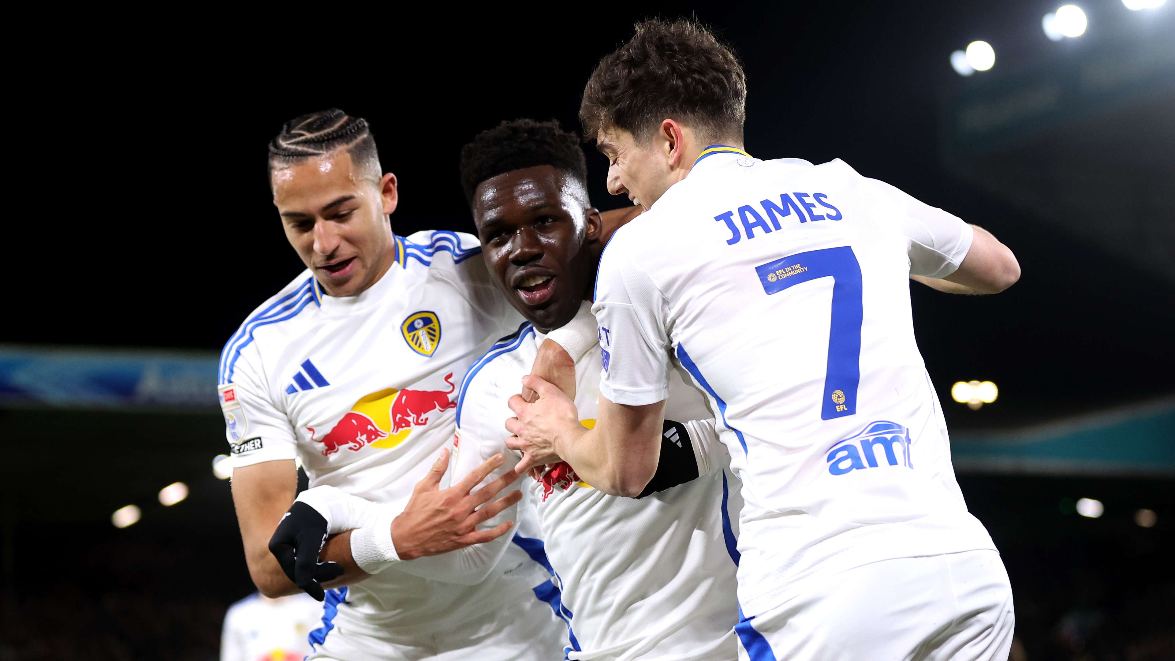 越南女足国脚勇敢出柜，首度公开与同性伴侣喜结连理！