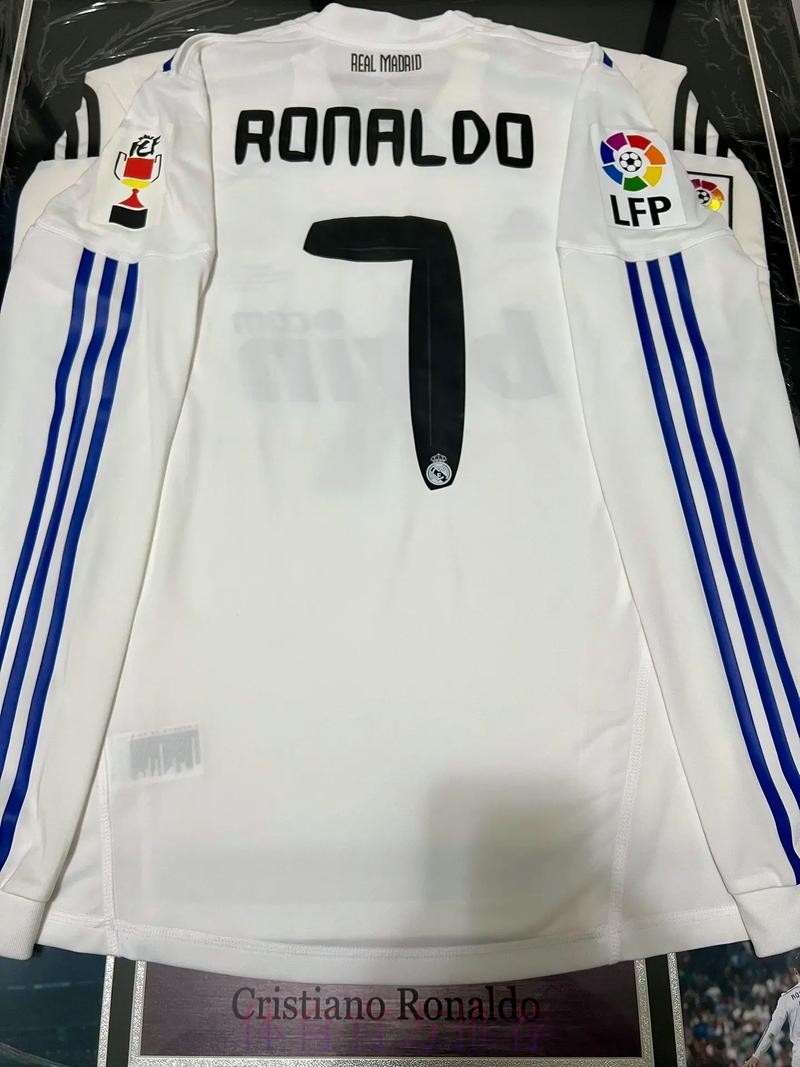 皇马更衣室赛后并未过多庆祝 知道赛季才刚开始